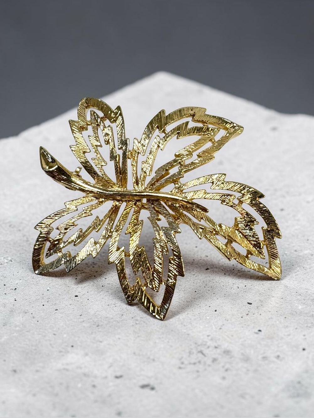 Vintage Sarah Coventry Gold Leaf Brooch Pin